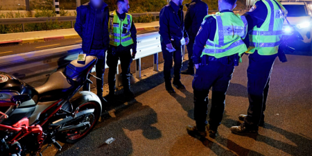 الشرطة تُطلق النار على شاب في اللد وتعتقل اثنين آخرين